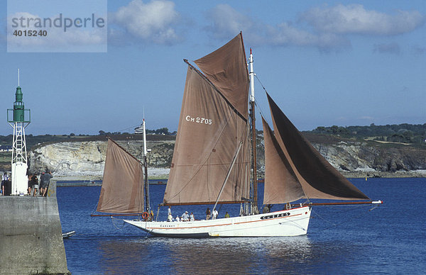 Segelschiff  Oldtimer  Zweimaster  segeln  Meer  Hafeneinfahrt  Hafen von Camaret sur Mer  Bretagne  Frankreich  Europa