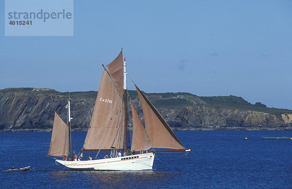 Segelschiff  Oldtimer  Zweimaster  segeln  Meer  bei Camaret sur Mer  Bretagne  Frankreich  Europa