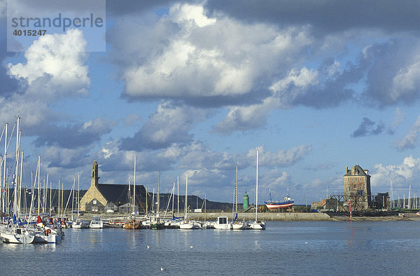 Hafen von Camaret sur Mer  Boote  Segelboote  Schiffe  Bretagne  Frankreich  Europa