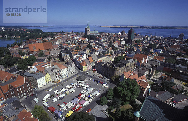 Blick von der Marienkirche über Neuer Markt von Stralsund  Ostsee  Ostseeküste  Panorama  Skyline  Mecklenburg-Vorpommern  Deutschland  Europa