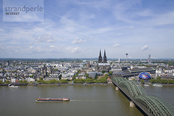Skyline mit Kölner Dom  Rhein und Hohenzollernbrücke  Panorama  Köln  Nordrhein-Westfalen  Deutschland  Europa
