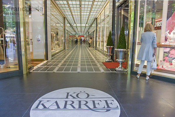 Einkaufspassage Kö-Karree  Königsallee  Kö  Passanten  Shopping  Geschäfte  Luxus  Düsseldorf  Nordrhein-Westfalen  Deutschland  Europa