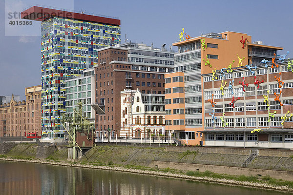 Bürogebäude im Medienhafen  moderne Architektur  Rhein  Düsseldorf  Nordrhein-Westfalen  Deutschland