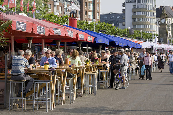 Kneipen an der Rheinuferpromenade  Restaurants  Cafes  Menschen  Straßenszene  Rheinufer  Düsseldorf  Nordrhein-Westfalen  Deutschland  Europa
