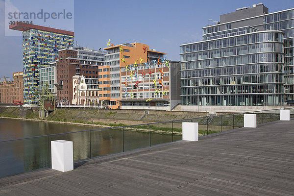 Bürogebäude im Medienhafen  Steg  moderne Architektur  Rhein  Düsseldorf  Nordrhein-Westfalen  Deutschland