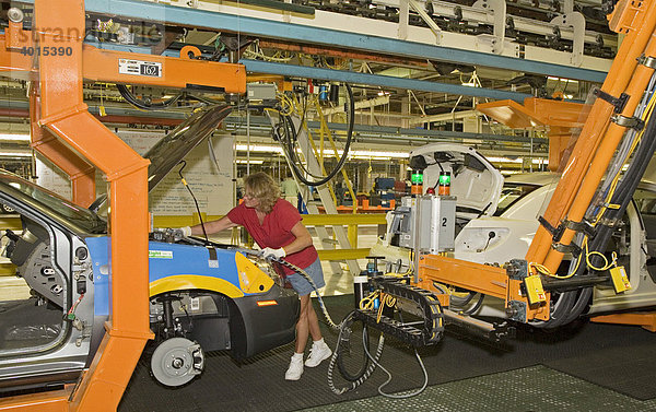 Mitglied der United Auto Workers Union  Gewerkschaft der Automobilindustrie  montiert den Chrysler Sebring Sedan im Chrysler Montagewerk  hier schließt ein Arbeiter Schläuche zur Befüllung mit Frostschutzmittel und anderen Flüssigkeiten an  Sterling Heights  Michigan  USA