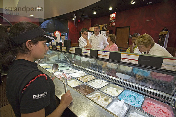 Samantha Dabain  18  portioniert für Kunden in einer Cold Stone Creamery-Filiale Eiskugeln  Grosse Pointe  Michigan  USA