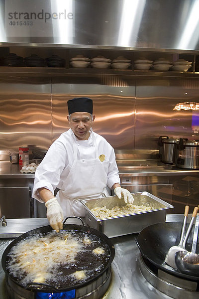 Ein Küchenchef kocht im Palette Dining Studio im MGM Grand Casino Shrimps in einem Wok  Detroit  Michigan  USA