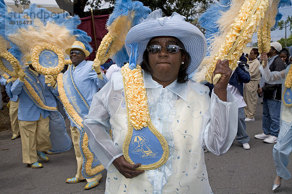 Der Original Pigeontown Steppers Social Aid and Pleasure Club bei einer Parade am Ostersonntag  eine der vielen Second-Line Paraden mit Blaskapellen von Verbänden aus New Orleans  Louisiana  USA
