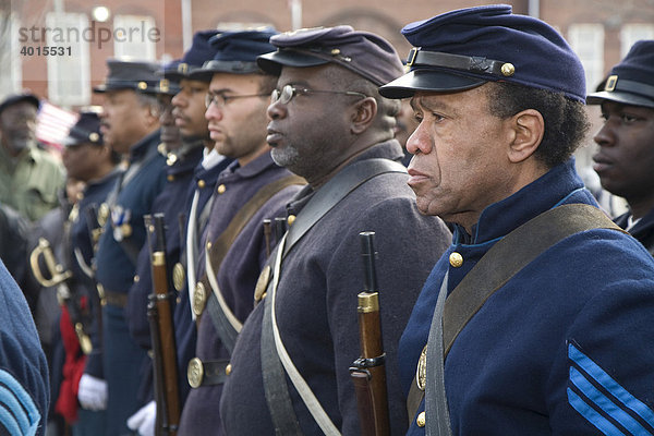 Männer in Uniformen des Amerikanischen Bürgerkriegs bei einer Zeremonie am African-American Civil War Memorial  Afro-Amerikanisches Bürgerkriegsdenkmal  Washington  DC  USA