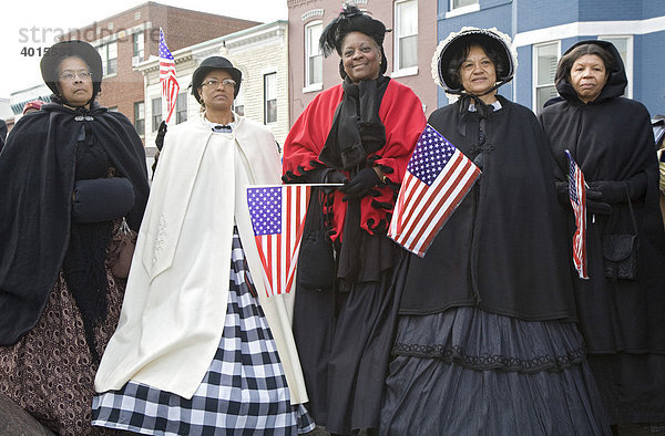 Frauen in Kleidern aus der Zeit des Amerikanischen Bürgerkriegs bei einer Zeremonie am African-American Civil War Memorial  Afro-Amerikanisches Bürgerkriegsdenkmal  Washington  DC  USA