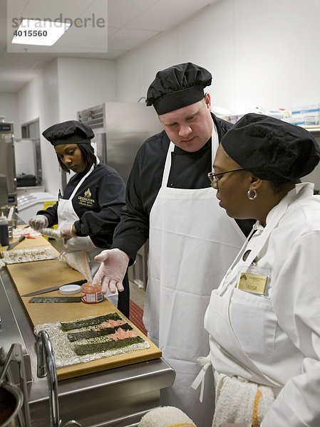 Ein Angestellter berät sich mit einer Vorgesetzten über seine Sushi-Zubereitung  Küche des Greektown Casino-Hotels  Detroit  Michigan  USA
