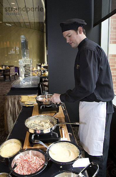 Ein Angestellter bereitet Appetithappen zu  Bistro 555 Restaurant  Greektown Casino-Hotel  Detroit  Michigan  USA