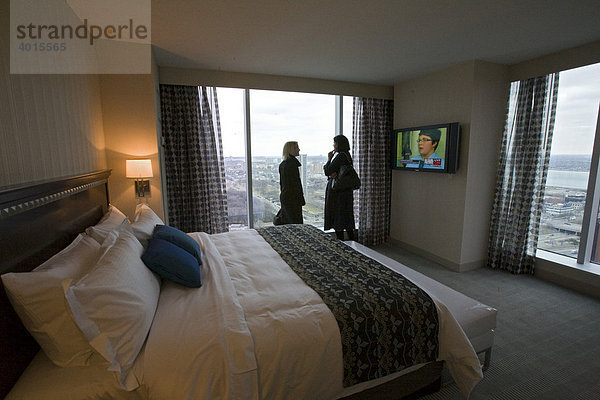 Zwei Frauen unterhalten sich im Schlafzimmer einer Suite im Hotel des Greektown Kasinos  Detroit  Michigan  USA