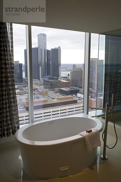Badezimmer einer Suite im Hotel des Greektown Kasinos mit Ausblick auf das Renaissance Center und die Skyline der Stadt  Detroit  Michigan  USA