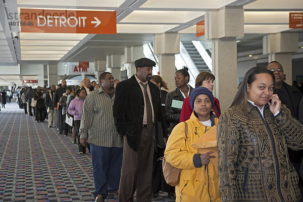 Mehr als 5000 arbeitslose Bewohner des Südostens von Michigan suchen auf einer von der Stadt geförderten Jobbörse eine Arbeitsstelle  Detroit  Michigan  USA