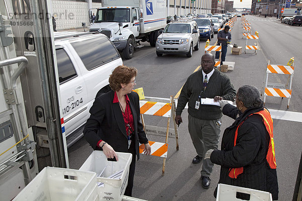 Postmitarbeiter sammeln auf der Straße vor dem Postamt in letzter Minute Steuererklärungen ein  in der letzten Stunde vor Ende der Abgabefrist  Detroit  Michigan  USA