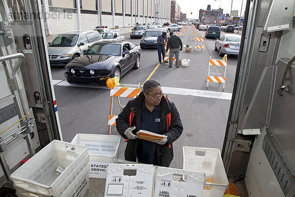 Postmitarbeiter sammeln auf der Straße vor dem Postamt in letzter Minute Steuererklärungen ein  in der letzten Stunde vor Ende der Abgabefrist  Detroit  Michigan  USA