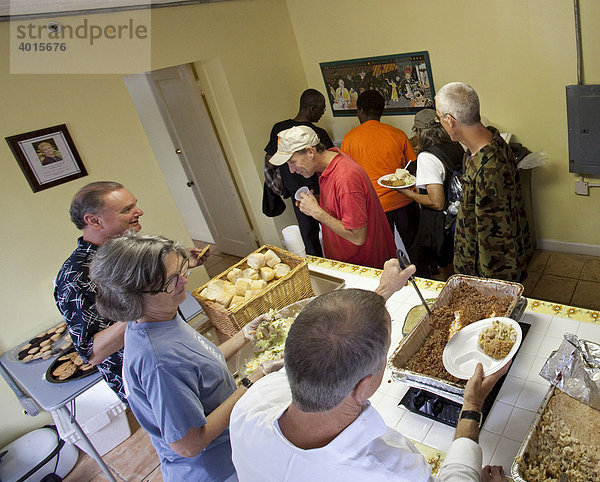 Mitglieder der St. Marks United Methodist Church geben nach dem Sonntagsgottesdienst Essen an Obdachlose aus  New Orleans  Louisiana  USA