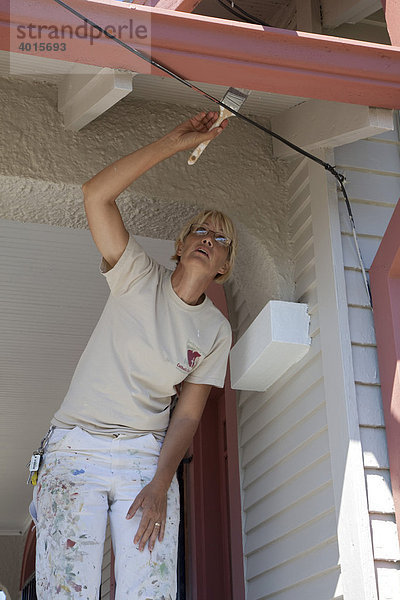 Freiwillige repariert ein Haus das vom Hurrikan Katrina beschädigt wurde  New Orleans  Louisiana  USA
