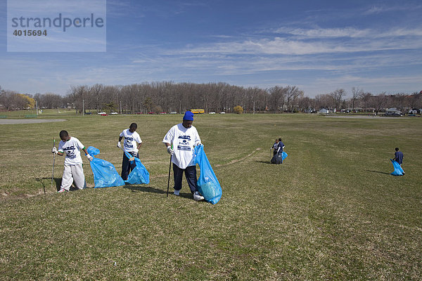 Freiwillige von der Wayne State Universität und der Cornerstone Gemeindeeinrichtung sammeln Müll im Balduck Park  Detroit  Michigan  USA