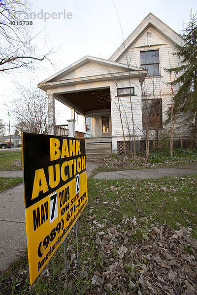 Ein Schild wirbt für die bevorstehende Zwangsversteigung eines Eigenheims in einem Vorort von Michigan  Merrill  Michigan  USA