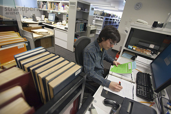Tom Discepola bei der Arbeit als Katalogisierungs-Assistent in der Bibliothek der juristischen Fakultät der Universität von Chicago  Chicago  Illinois  USA