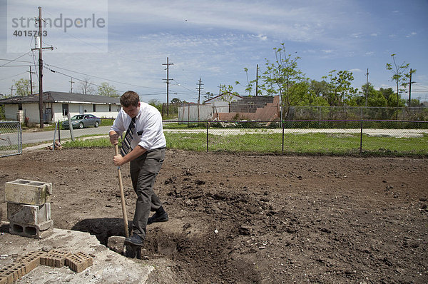 Ein freiwillige Helfer der Mormonen-Missionare baut ein durch Hurricane Katrina verwüstetes Grundstück in einen öffentlichen Garten um  Lower Ninth Ward  New Orleans  Louisiana  USA