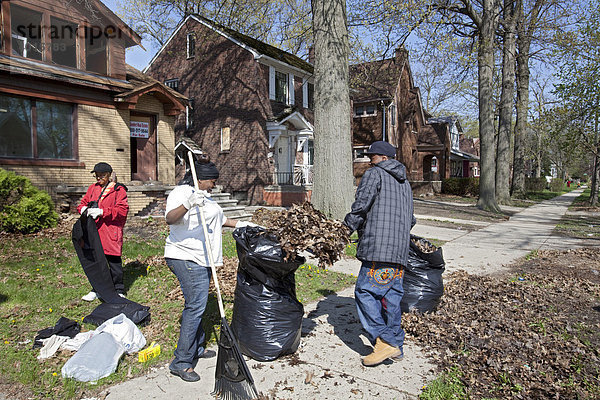Freiwillige der Morningside Community Organisation entfernen den Müll aus leerstehenden Häusern in ihrer Gemeinde  Detroit  Michigan  USA