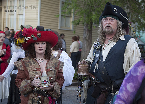 Bewohner von New Orleans verkleidet als Piraten anlässlich der Parade durch das French Quarter zur Pyrate Week  New Orleans  Louisiana  USA