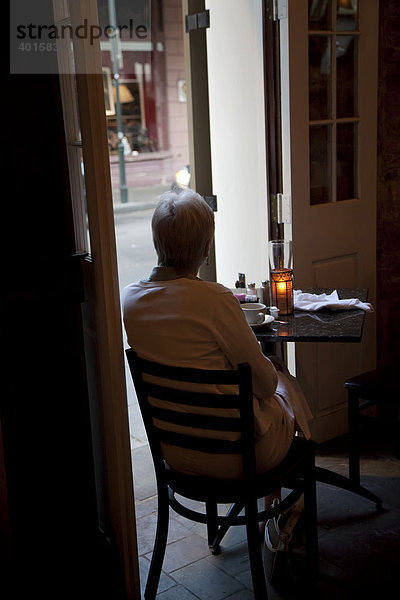 Frau sitzt an einem Tisch in der Royal House Oyster Bar  New Orleans  Louisiana  USA