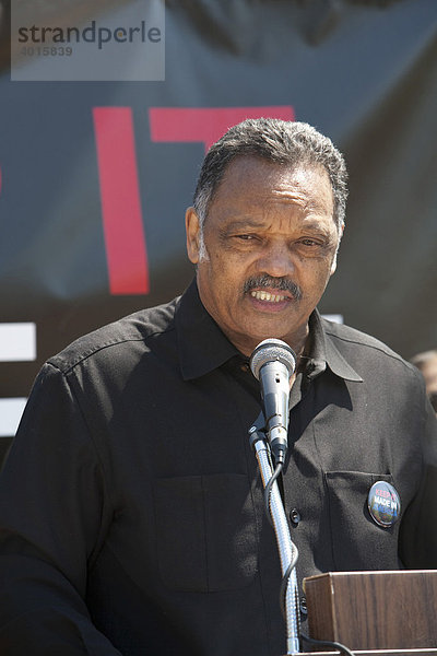 Jesse Jackson spricht auf einer Kundgebung für den Erhalt der Arbeitsplätze in der amerikanischen Automobilindustrie  Hamtramck  Michigan  USA