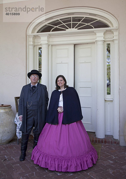 Fremdenführer in historischen Kostümen  restaurierte Oak Alley Plantage  Vacherie  Louisiana  USA  Nordamerika