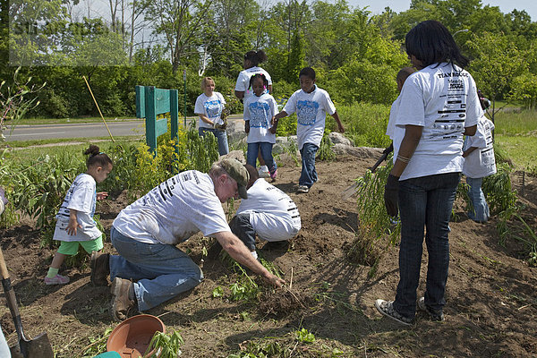 Freiwillige bei der Landschaftsgestaltung am Eingang zum Rouge Park  Detroit  Michigan  USA