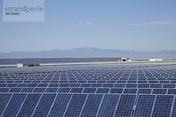 Photovoltaisches System  Solar-Kollektoren des größten Photovoltaik-Kraftwerks in den USA  von SunEdison  Produktion 8.22 Megawatt  San Luis Valley  Alamosa  Colorado  USA