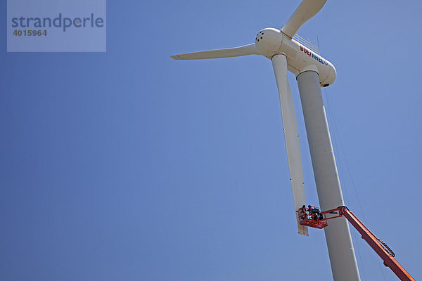 Arbeitnehmer montieren Sensoren an einen der Flügel einer Windkraftanlage  Windenergie-Forschung an den National Renewable Energy Laboratory des Wind Technology Center  einer Einheit der US-Behörde für Energie  Boulder  Colorado  USA