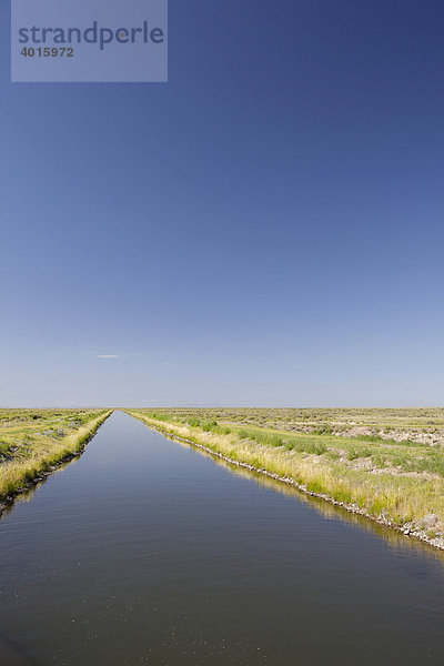 Eine Umleitungs-Kanal in der Hochwüste des San Luis Valley Tals  bringt Wasser aus dem Tal zum Rio Grande Fluss um Colorados Wasser Abkommen mit New Mexico und Texas zu erfüllen  Alamosa  Colorado  USA