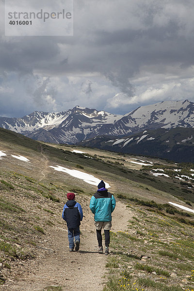Wanderer auf dem Ute Trail Wanderweg  in der alpinen Tundra  Rocky Mountain National Park  Colorado  USA