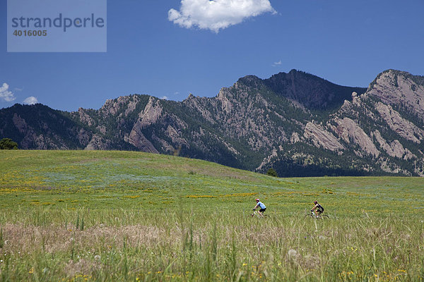Mountainbiker auf einem Wanderweg in den Ausläufern der Rocky Mountains  Boulder  Colorado  USA