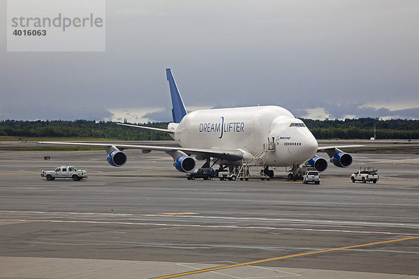 Das Dreamlifter Frachtflugzeug  eine modifizierte Boeing 747  transportiert Flugzeugteile  die auf der ganzen Welt für Boeing hergestellt werden  ins Montagewerk des Unternehmens bei Seattle  Anchorage  Alaska  USA  Anchorage  Alaska  USA