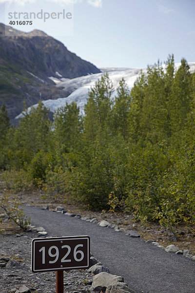 Schild an einer Moräne zeigt  wie weit der Exit Glacier Gletscher im Jahre 1926 reichte  Kenai Fjords National Park  Seward  Alaska  USA