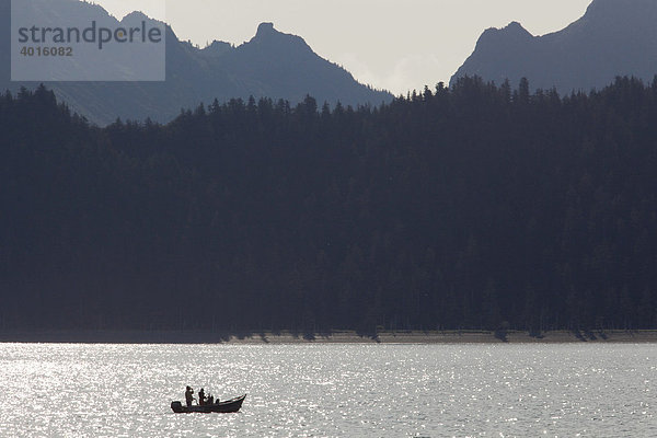 Ein Sport-Fischerboot in der Resurrection Bay Bucht  Seward  Alaska  USA