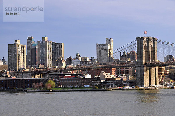 Brooklyn Bridge  dahinter das Hauptquartier der Wachtturm-Gesellschaft  Zeugen Jehovas  Brooklyn  New York City  USA