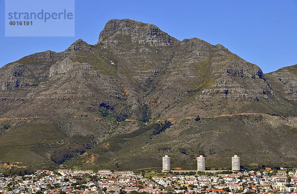 Blick von Bo-Kaap auf Wohnhäuser von Kapstadt  dahinter der Devil's Peak  Südafrika  Afrika