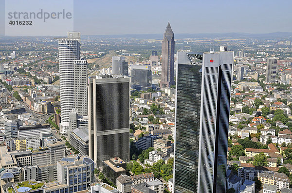 Blick auf den Messeturm und das Bankenviertel  Frankfurt am Main  Hessen  Deutschland  Europa