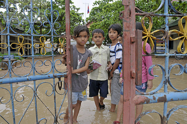 Schüler am Eingangstor einer privaten Sprachschule  Siem Reap  Kambodscha  Asien