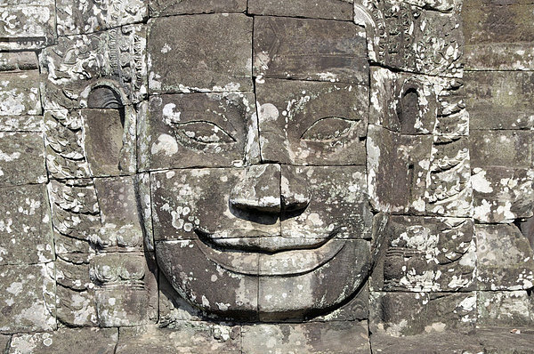 Riesiges steingemeißeltes Gesicht des Bodhisattva Lokeshvara  auch Avalokiteshvara  Bayon-Tempel  Angkor Thom  Welterbe der UNESCO  Siem Reap  Kambodscha  Asien