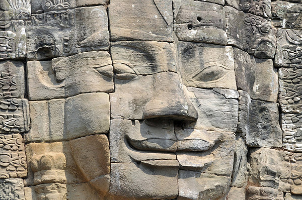 Riesiges steingemeißeltes Gesicht des Bodhisattva Lokeshvara  auch Avalokiteshvara  Bayon-Tempel  Angkor Thom  Welterbe der UNESCO  Siem Reap  Kambodscha  Asien
