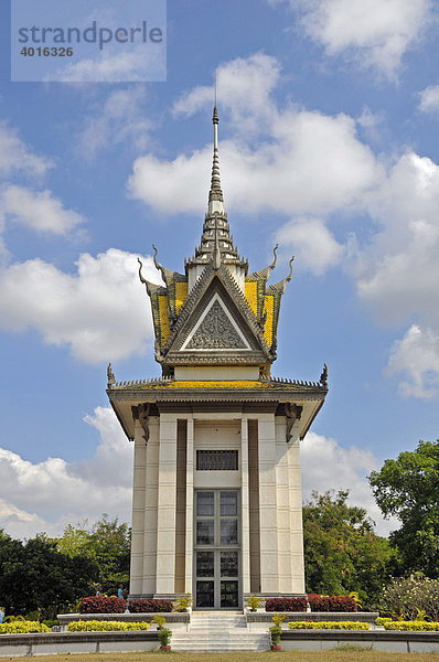 Choeung Ek  Killing Fields  8.985 Schädel der Opfer sind in einem Mausoleum hinter Glas aufgebahrt  Phnom Penh  Kambodscha  Südost-Asien  Asien