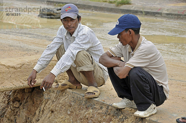 Neugierige Zuschauer  Straßenbaustelle in Siem Reap  Kambodscha  Asien